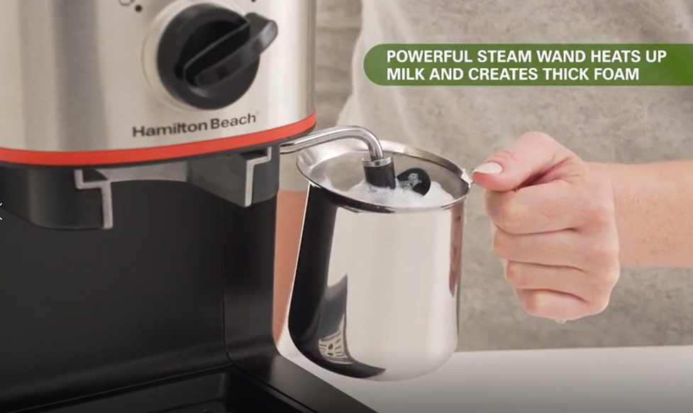Powerful steam wand heats up milk and creates thick foam